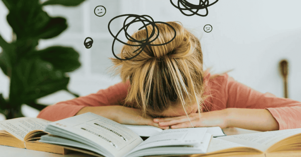 Personne fatiguée, stress, la tête sur un livre, brouillard mental et santé mentale. Intestin deuxième cerveau.