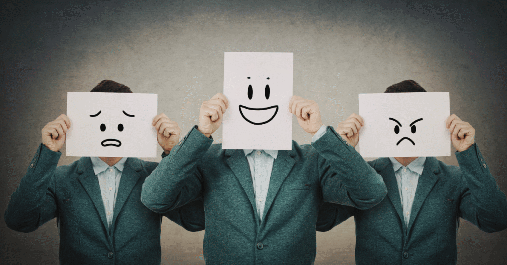 Trois personnes tenant des masques d’émotions digetion, lien entre émotions et digestion, stress