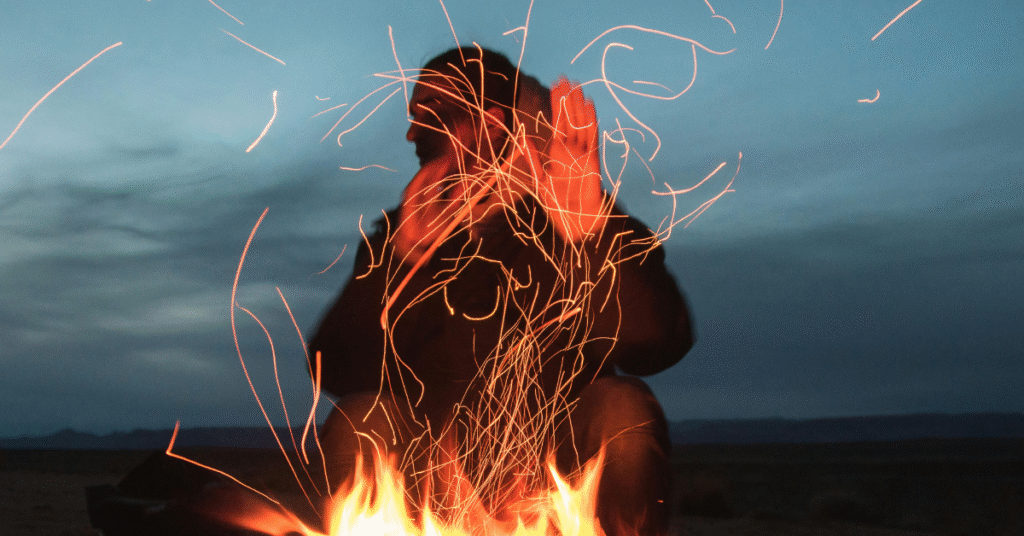 Feu de camp avec étincelles, illustration de l’inflammation chronique des intestin