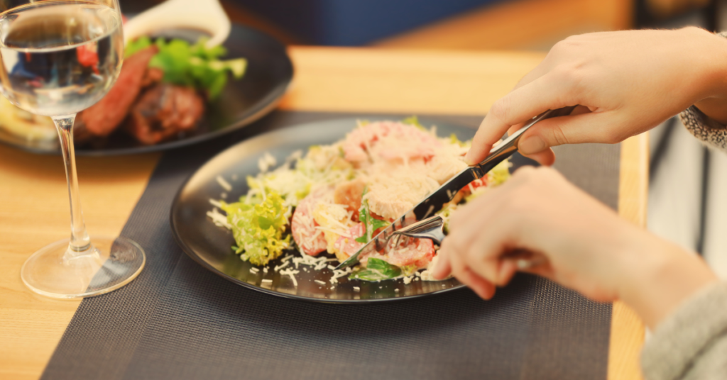 Personne mangeant une salade au restaurant, faim et satiété