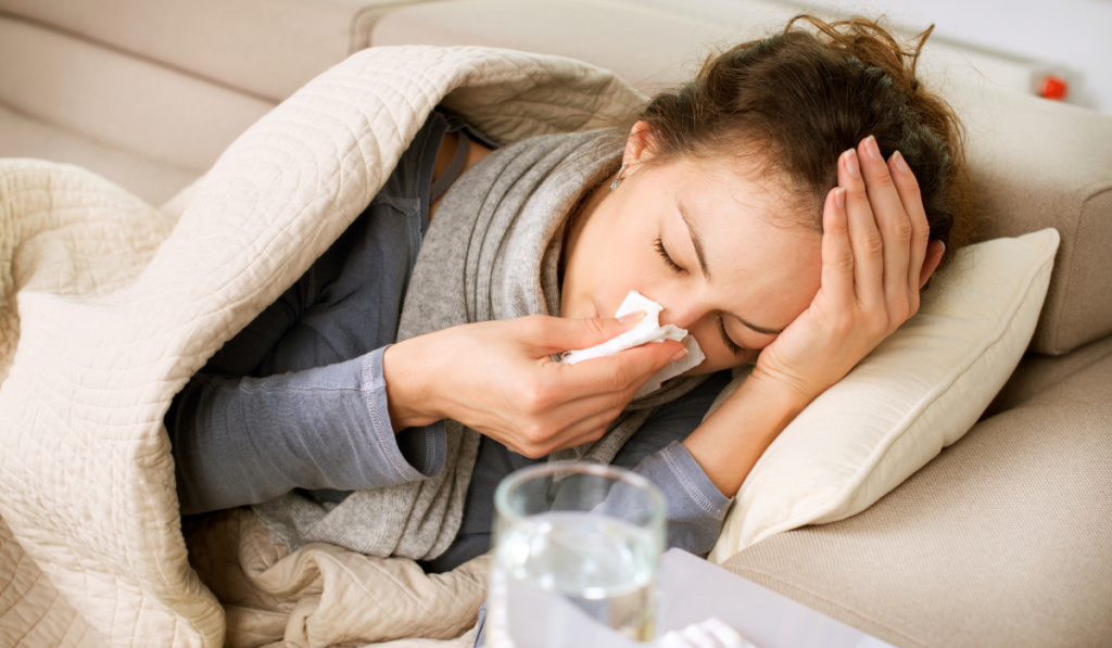 Personne malade au lit avec mouchoir, fatigue, allergies et intestin poreux