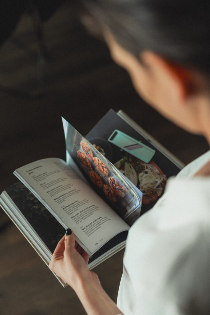 Personne feuilletant un livre de recettes, inspiration nutrition