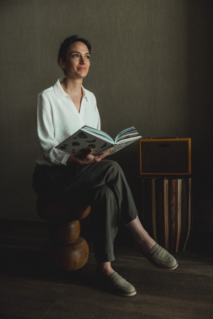 Nutritionniste assise lisant un livre, accompagnement en nutrition