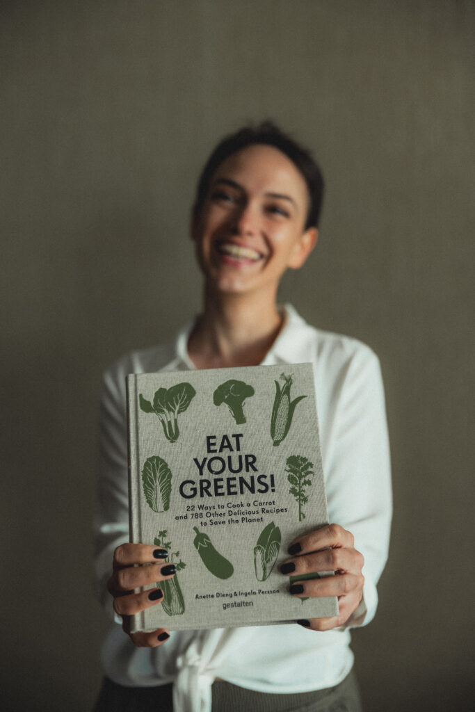 Nutritionniste tenant un livre sur les légumes, conseil alimentation saine