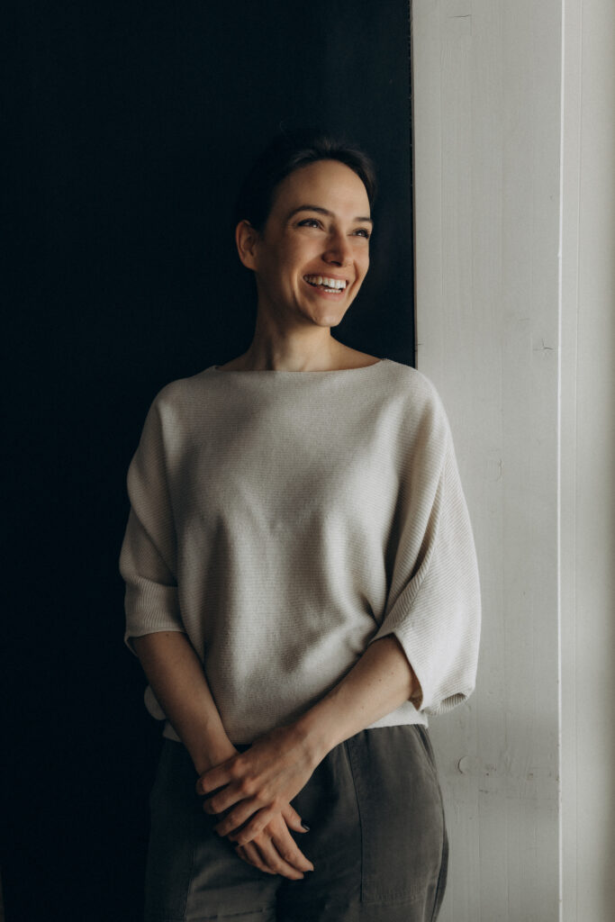 Portrait de la nutritionniste, souriante près d’une fenêtre