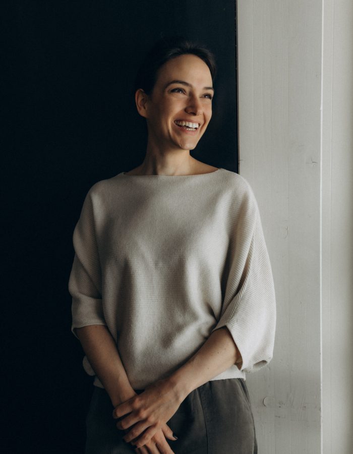 Portrait de la nutritionniste, souriante près d’une fenêtre
